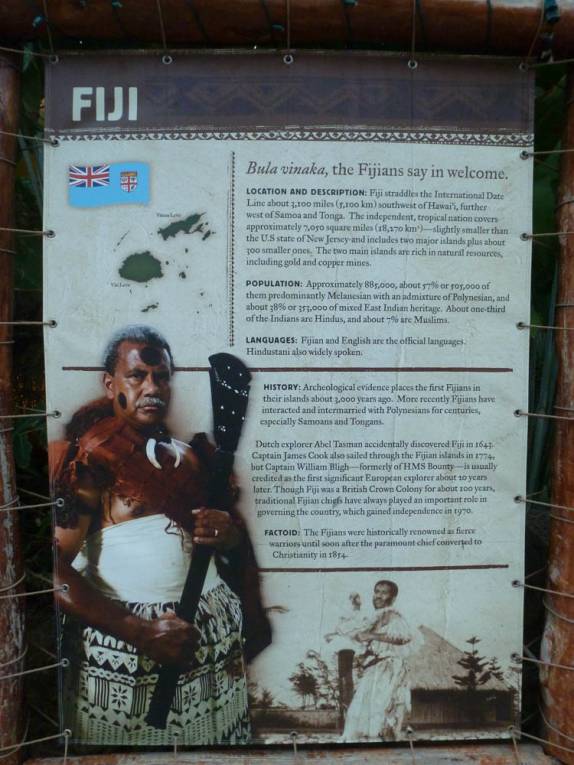 Painel informativo com a cultura polinésia de Fiji, em exposição no Polynesia Cultural Center, em Oahu, no Havaí